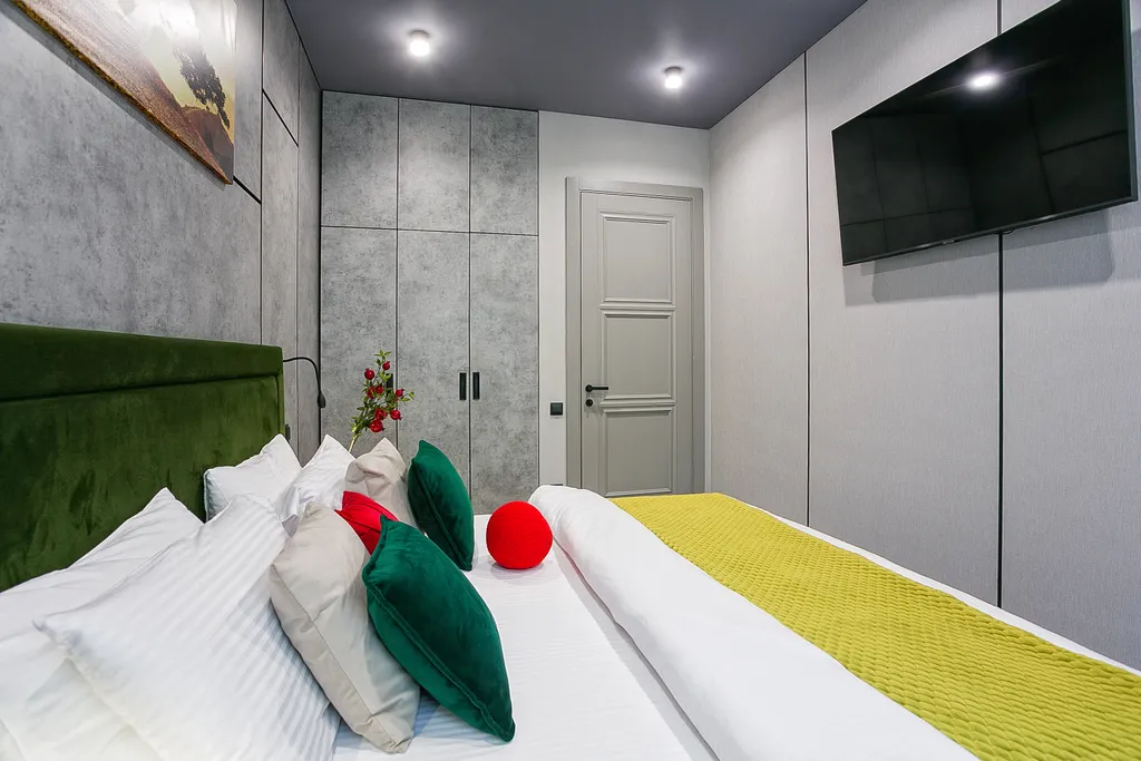 Гранатовый. На большую семью, вид на лес