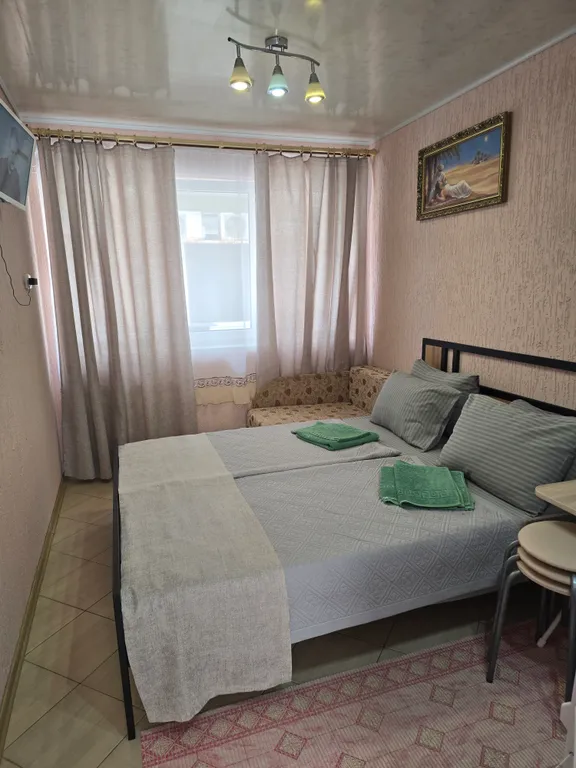 Квартира Уютный эллинг, комната, на самом берегу моря — аренда посуточно в Евпатория