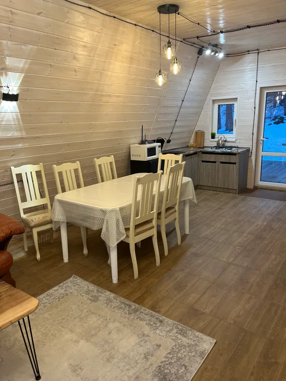 Уютный дом а-фрейм в сосновом лесу