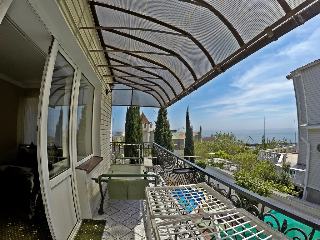 Дом в Ялте с бассейном и сауной