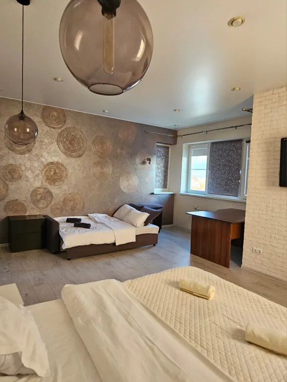 Уютный новый 3 этажный 10-комнатный гостeвoй дом с баней и прудом