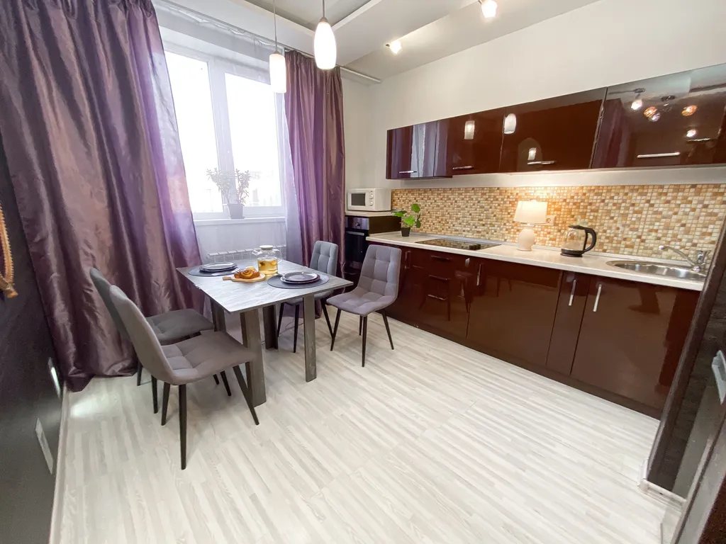 Семейная квартира с камином у ТЦ Аквамолл