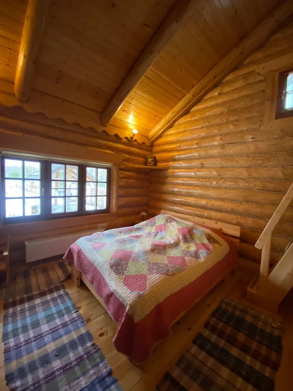 Бревенчатый дом с конюшней на озере