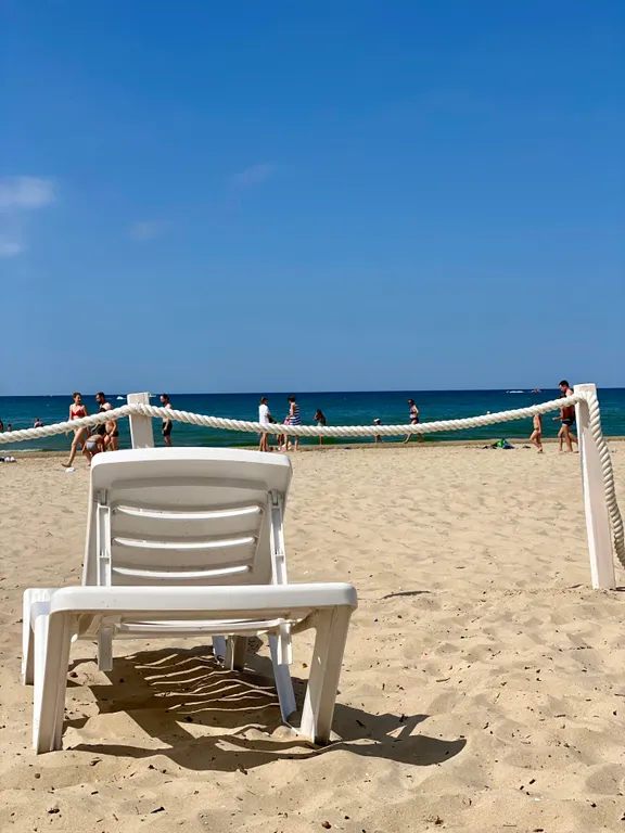 Апартаменты с бассейном у моря