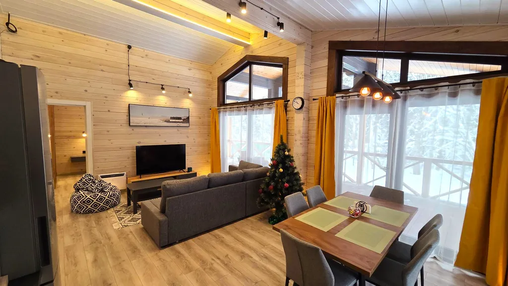 Дом у озера в лесу