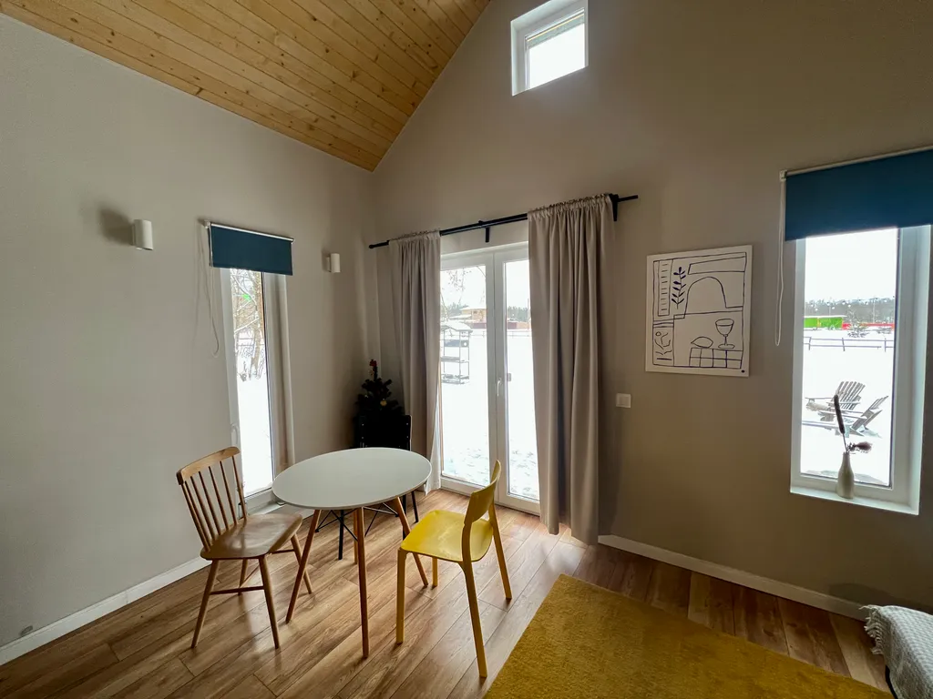 Зеленый домик в поле