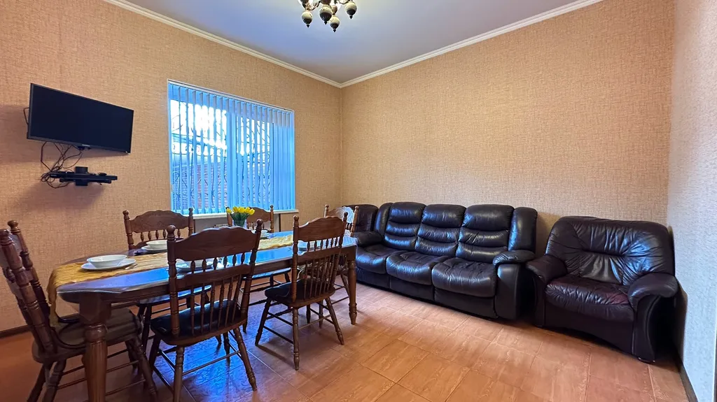 Дом с бассейном и баней возле курзоны