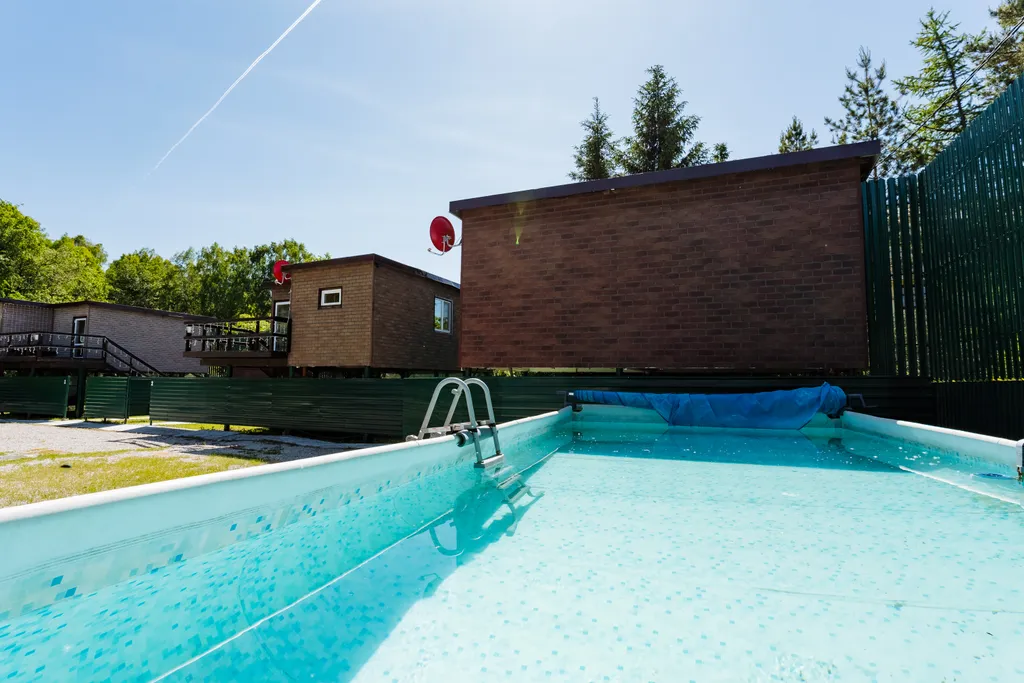 Бунгало на берегу озера в границе леса