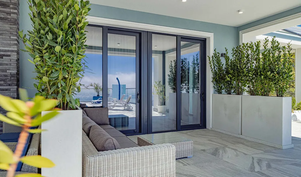 Делюкс с выходом к бассейну и террасой