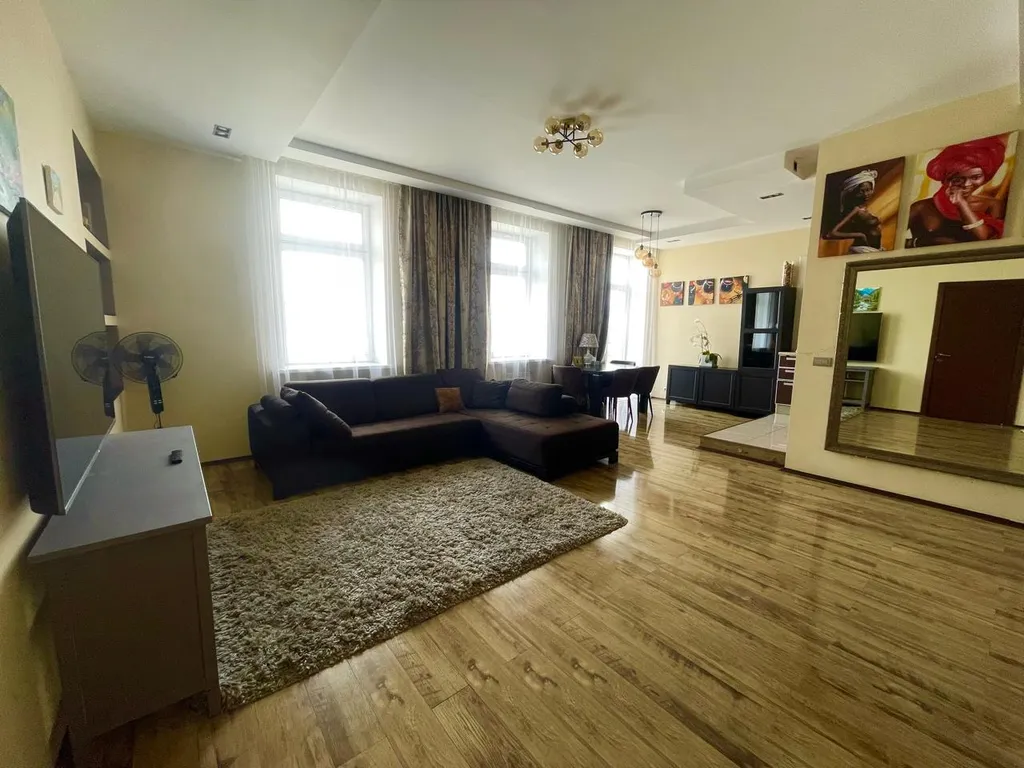 Квартира в сам центре у Белого дома с видом на площадь и Золотой мост