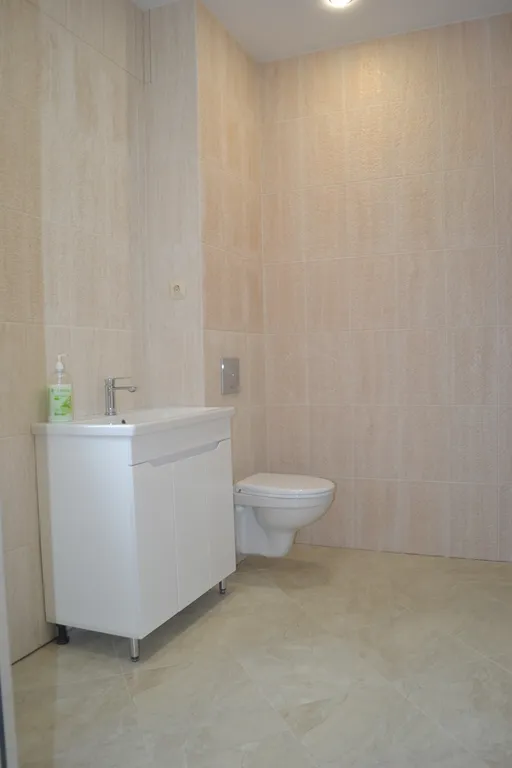 Уютный дом с зеленой лужайкой