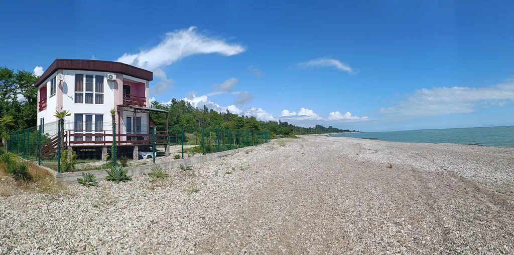 Дом-коттедж на берегу моря Изумрудный берег — аренда посуточно в Гудаута