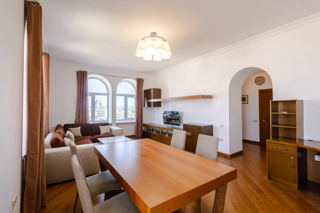 Апартаменты с видом на торговую улицу