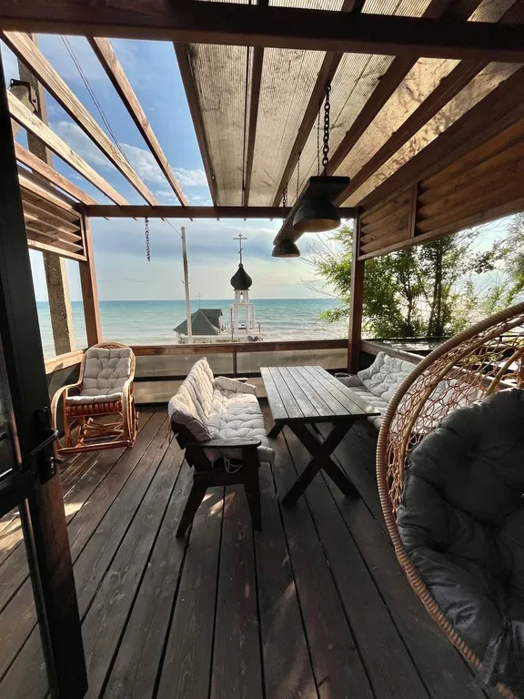 Часть дома с террасой и отдельным входом