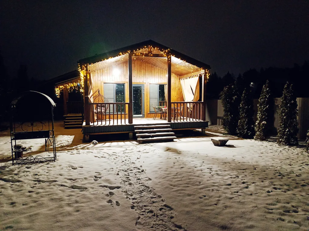 Уютный и теплый дом у леса