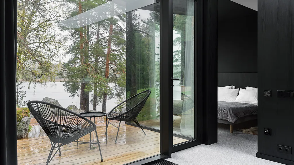 Загородный дом Helsinki с панорамными окнами на берегу реки Вуокса