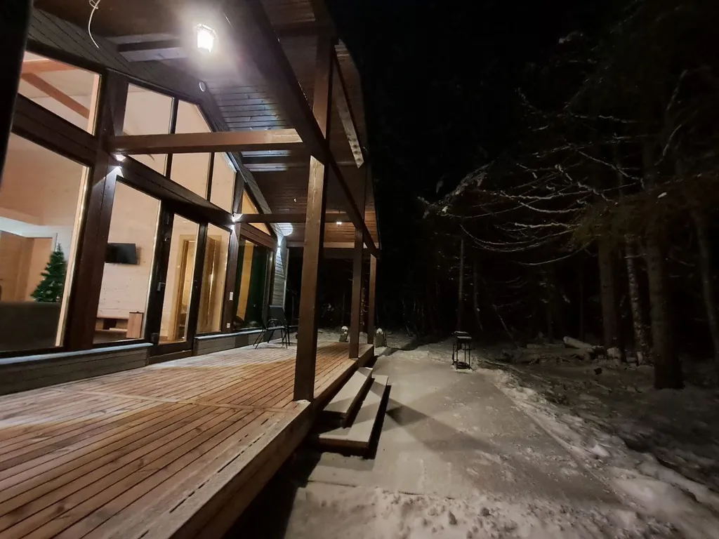 Уютный дом в еловом лесу