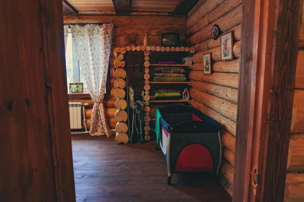 Большой дом с баней рядом с водой