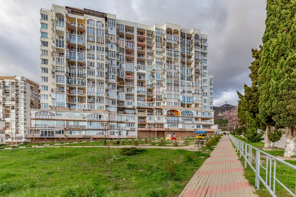 Квартира Двухкомнатная квартира класса комфорт с панорамным остеклением ветер гор — Геленджик