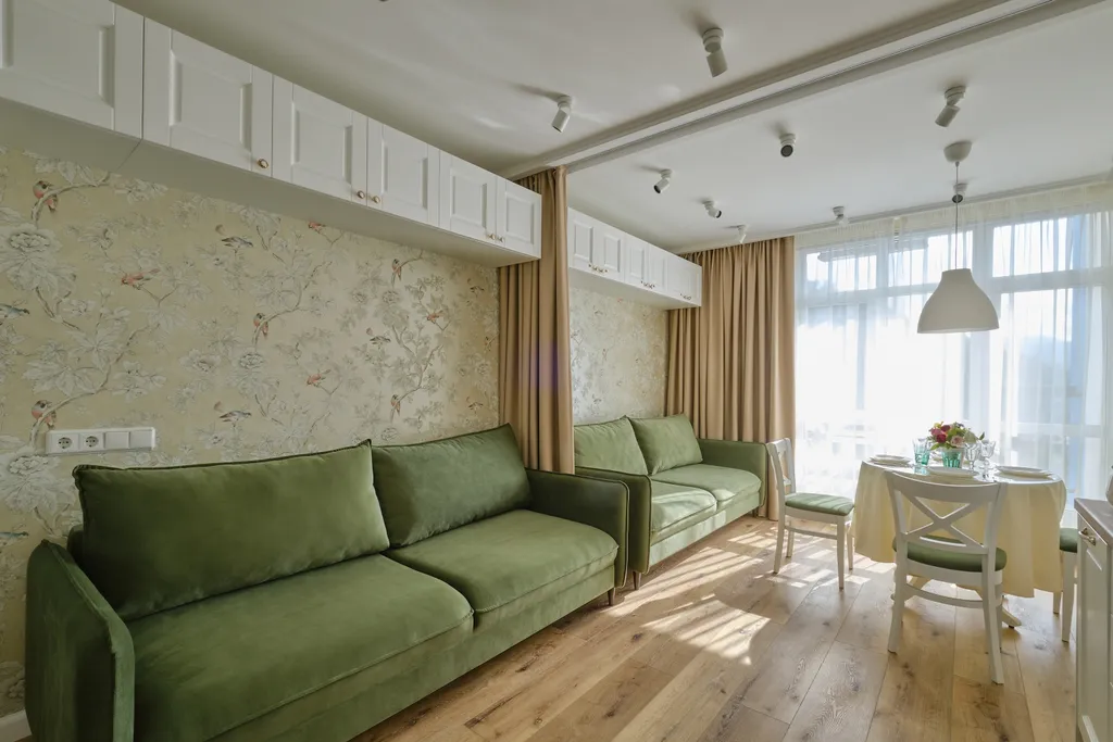 Квартира с дизайнерским ремонтом и видом на горы на побережье