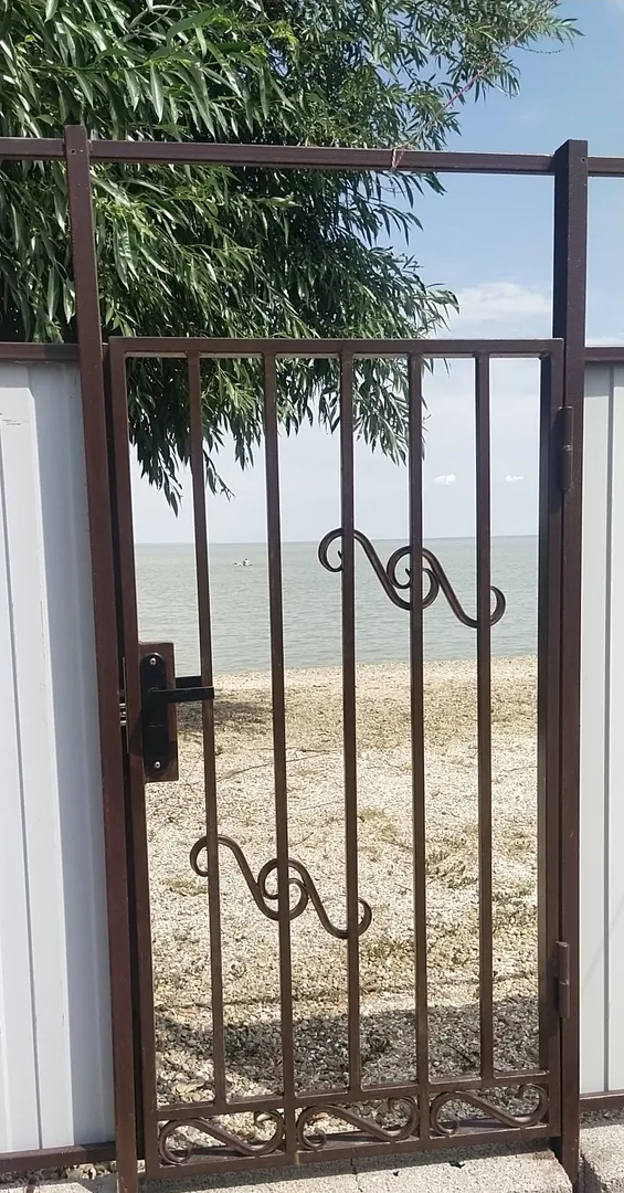Вид на море со двора