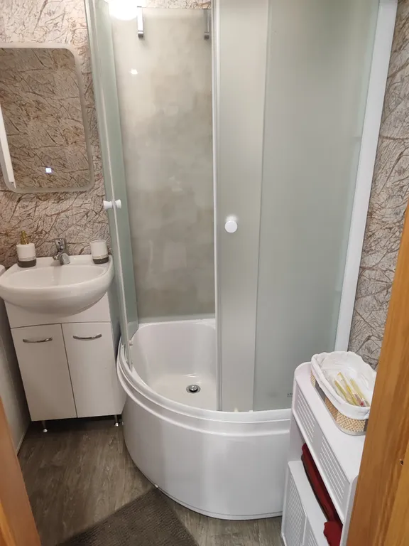 Коттедж Уютный дом в лесу — Деревянное