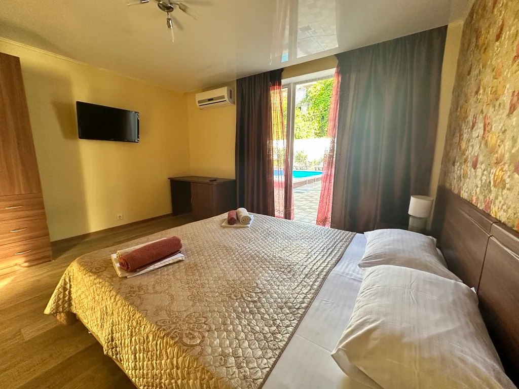 Двухкомнатный апартамент рядом с бассейном