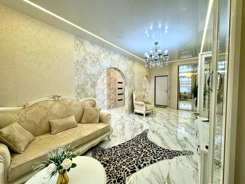 Апартаменты в античном стиле, с джакузи и красивым видом из окна