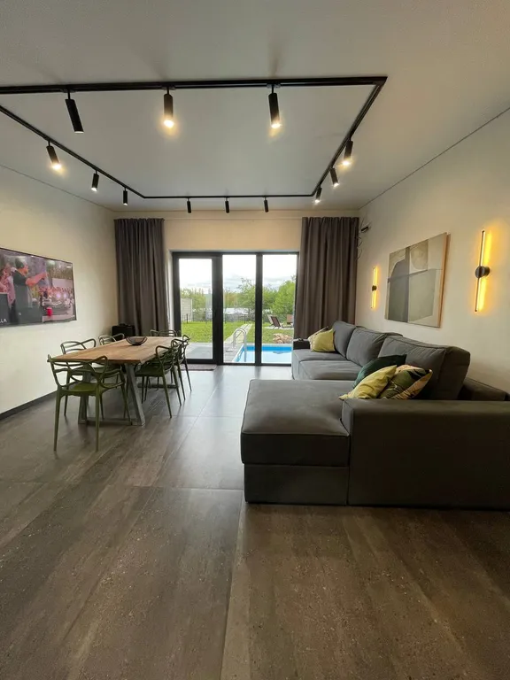 Загородный дом с бассейном