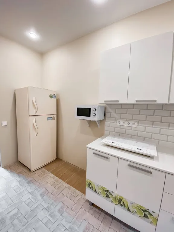 2 деревянных домика из сруба с беседкой-барбекю во одном дворе