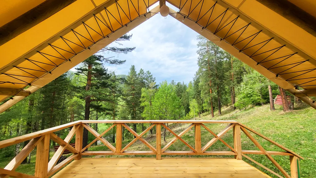 Тёплый сафари-тент с видом на горы