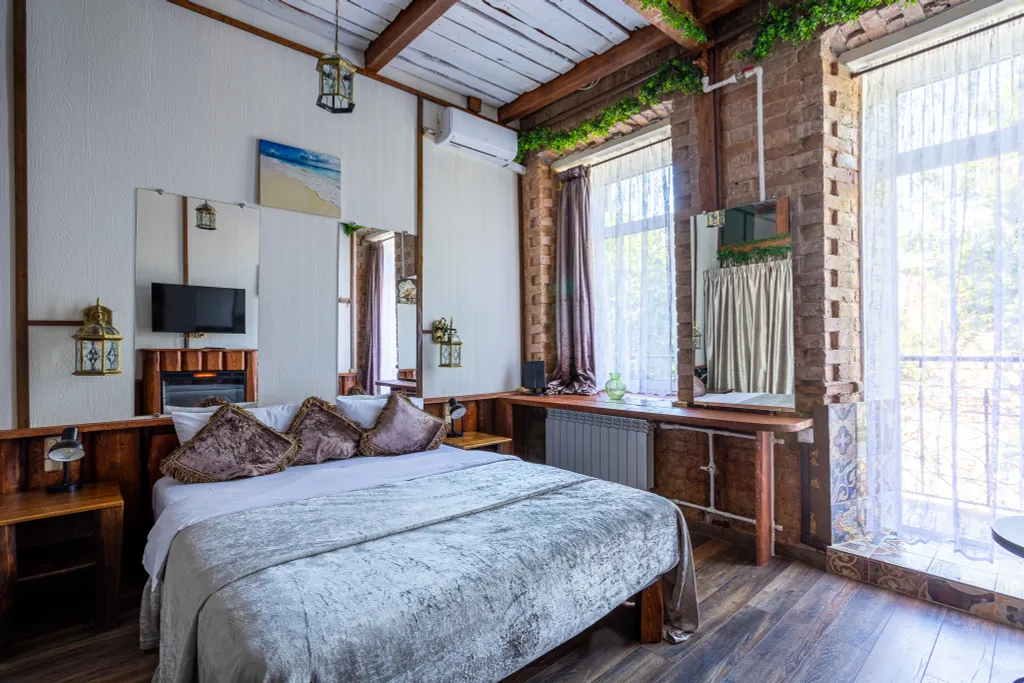 Романтическая студия с камином и балконом в старинном особняке