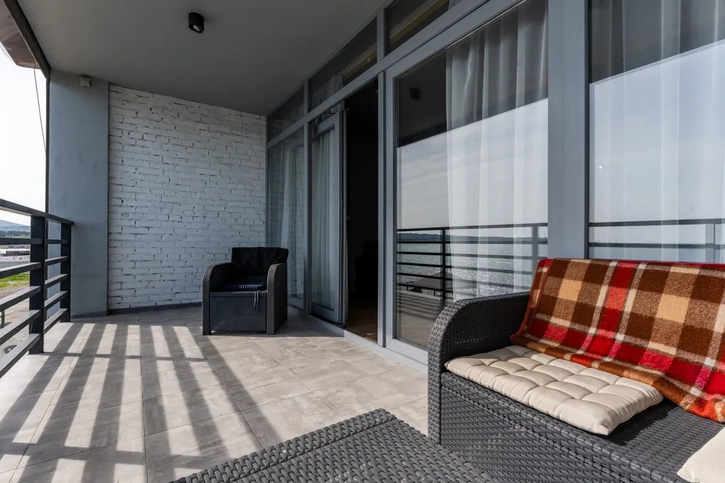 Эллинг на берегу моря