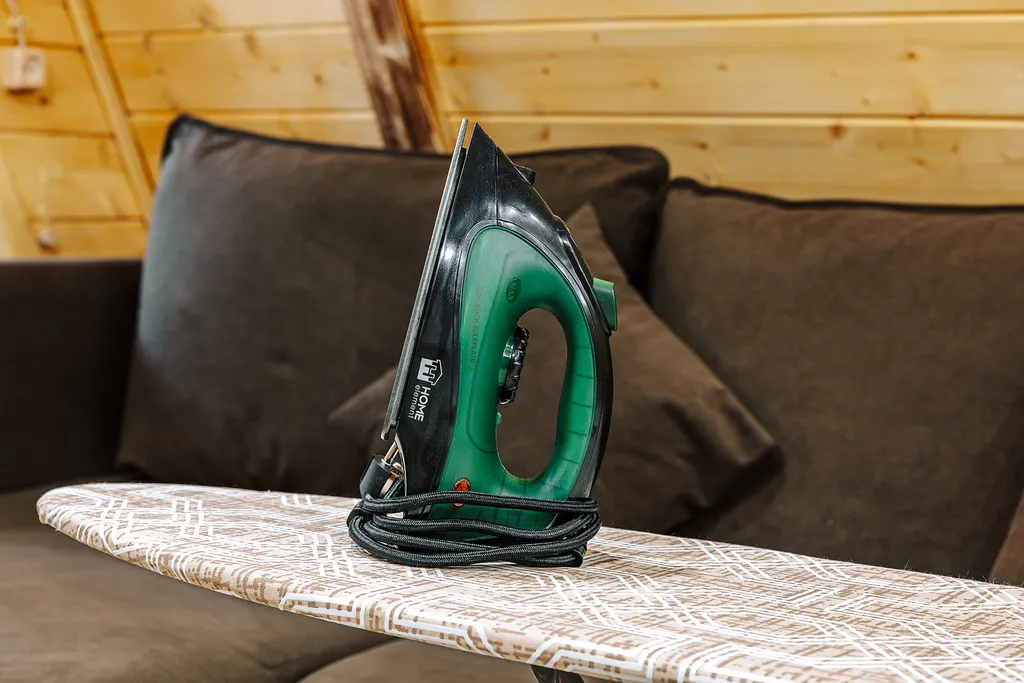 Коттедж с бассейном в лесу