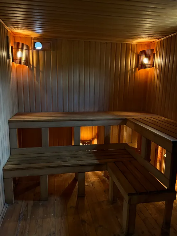 Уютный дом-баня из клеёного бруса, с двумя бассейнами