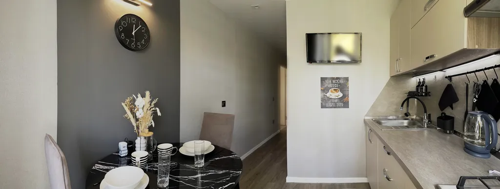 Современная квартира с камином в центре