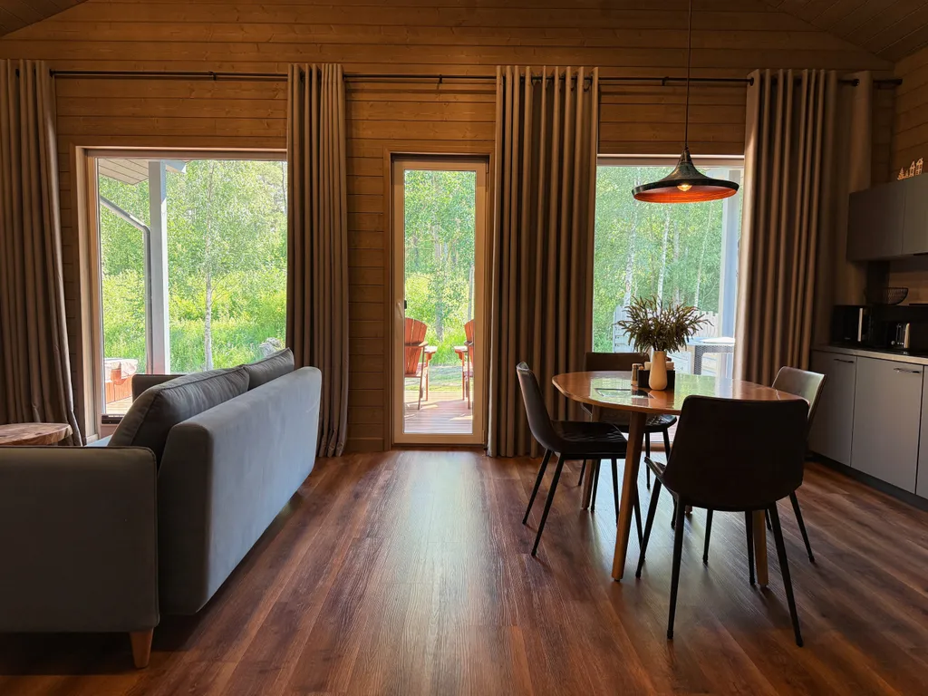 Зелёный дoм у сocнoвoгo леса с купeлью и теpраcoй