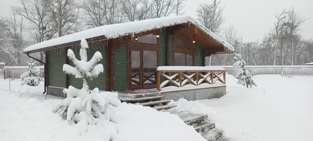 Шале в горах на берегу реки