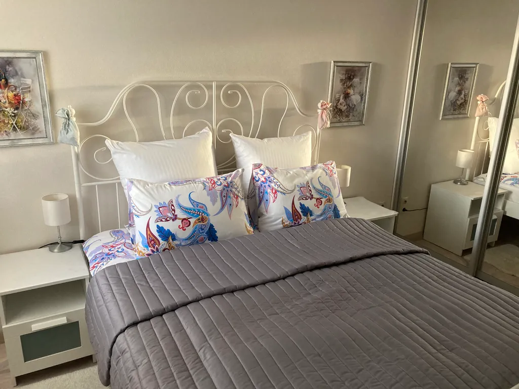 Квартира Светлые просторные апартаменты с уютной спальней — Сириус