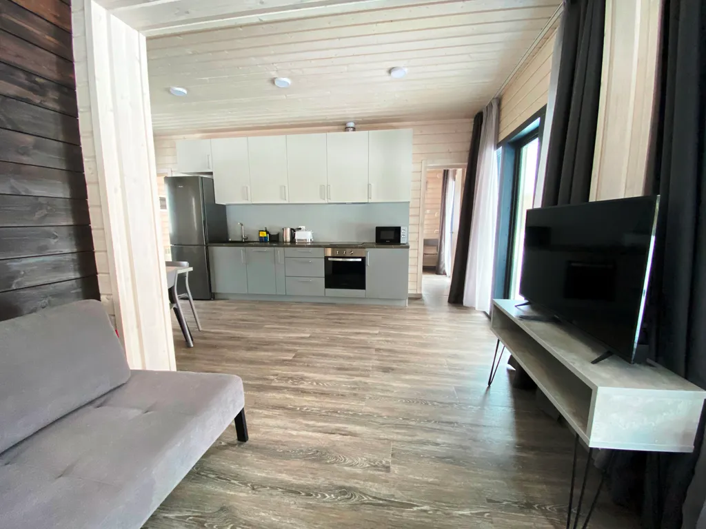 Новый комфортабельный дом для отдыха на берегу лесного озера