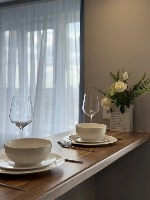 Студия с панорамными окнами и атмосферным видом