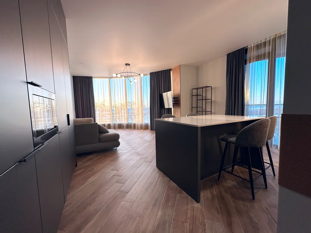 Просторный партамент с отдельной спальней  Шикарный вид на море