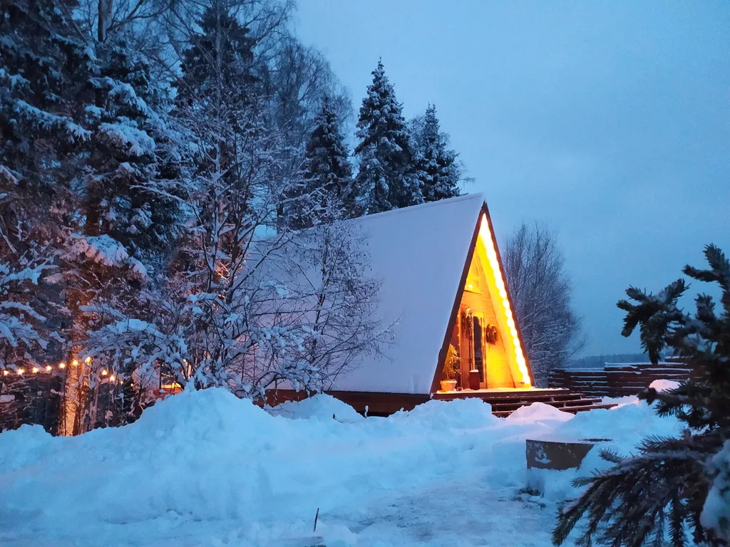 Коттедж Лесной домик a-frame с террасой на холме, среди высоченных елей и берез — аренда посуточно в Дмитров