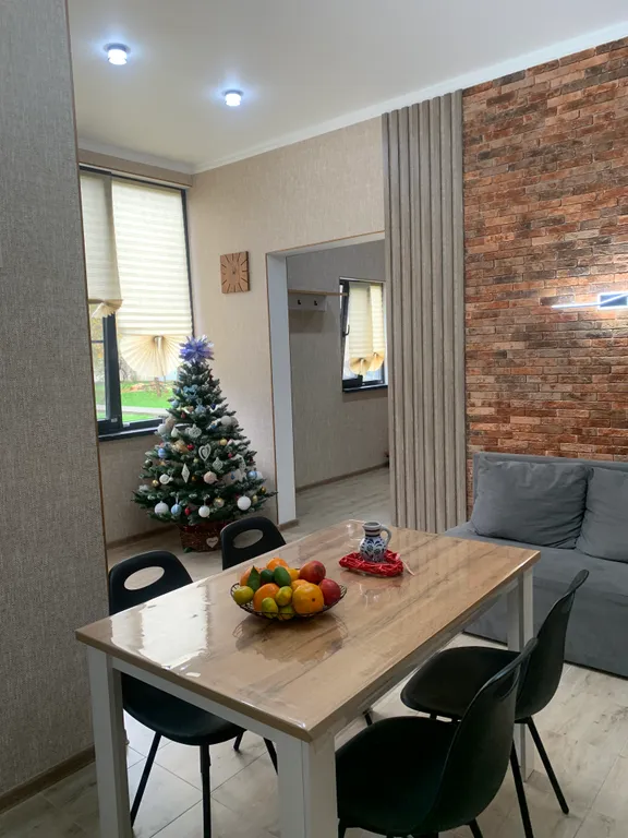 Комфортабельный дом с бассейном с видом на горы