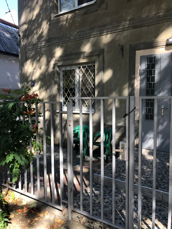 Дом с видом на сквер в центре города