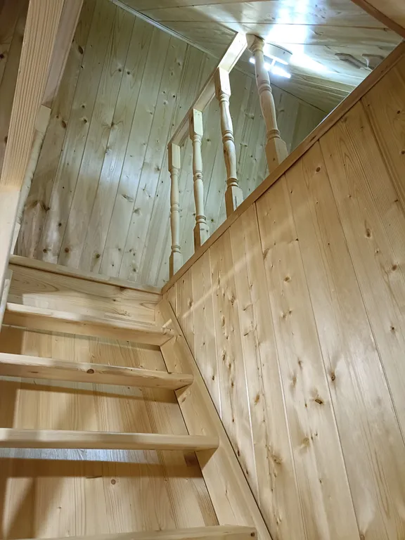 Уютный А-фрейм с чаном у озера