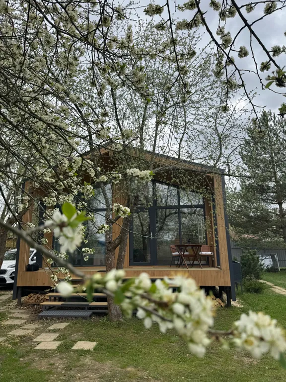 Коттедж Уютный барн с баней на дровах и пением птиц в саду — Заворово