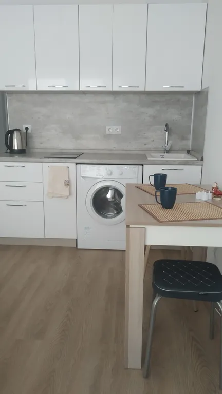 Студия с видом на завораживащие огни города