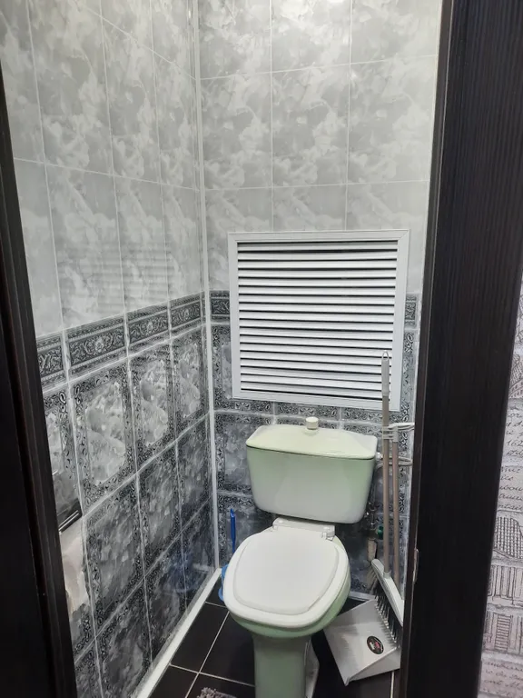 Уютная квартира с мебелью из натурального дерева