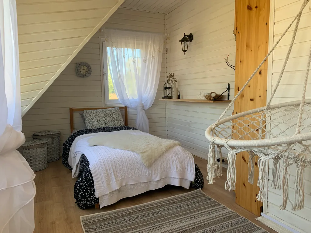 Дом на берегу озера с собственной конюшней